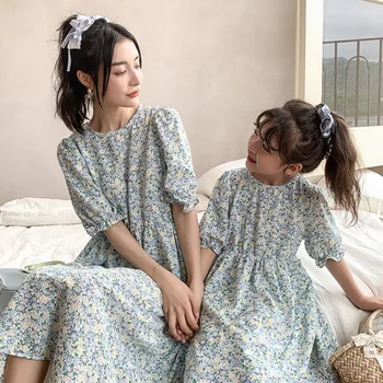 Anne ve kızı elbise 2023 Yeni Aile eşleştirme giyim Yaz Küçük taze tatlı bel kapalı çiçek elbise Çocuk Giysileri Kızlar