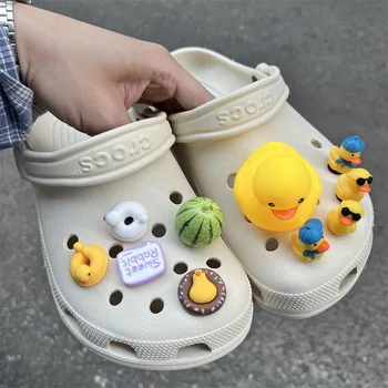 Tüm Set Sıcak Satış DIY Ayakkabı Takılar Croc Küçük Sarı Ördek Croc Takılar Tasarımcı Kaliteli Bahçe Ayakkabı Dekorasyon Kız Hediye