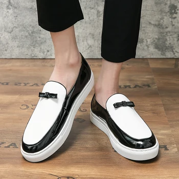 Erkekler vulkanize ayakkabı Siyah Ve Beyaz Slip-On Elbise Loafer'lar Patent Deri Düğün Erkekler İçin rahat ayakkabılar Chaussures Dökün Hommes