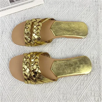 2023 Kadın Yaz Yeni Düz Plaj Tatil Sandalet Altın Süslemeleri Dokuma Kare Ayak Flip FlopsFashion Bayan Ayakkabıları